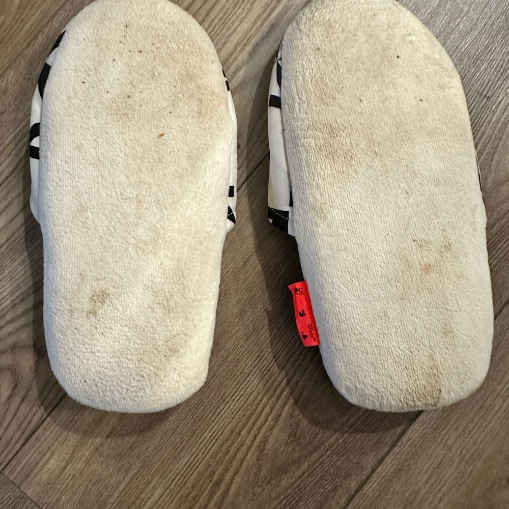 OFF WHITE/ Size M Arrow Pattern Slippers - Picture 7 of 8